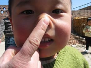 menendang bola ke arah teman disebut teknik Shi Zhijian mengangkat tangannya dan memasukkan rokok ke mulutnya: Nyonya, tolong makan rokoknya!